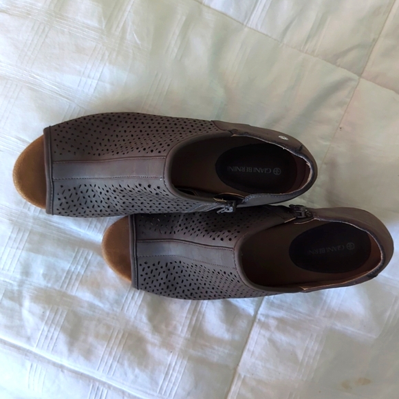 Giani Bernini Alanny Perforated Booties Peep Toe Taupe Chunky Heel Shoes, Sz 9 - Picture 2 of 5